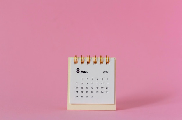 Mini calendario desktop per agosto 2022 su sfondo rosa