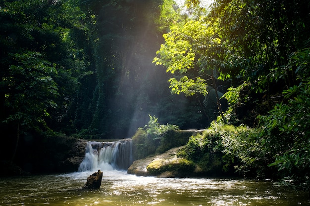 Mini cascata e raggi di sole al tramonto