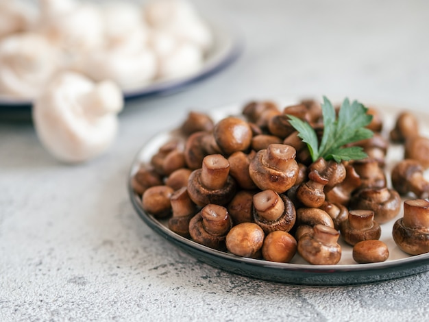 Mini champignon fritti pronti da mangiare sul piatto con lo spazio della copia