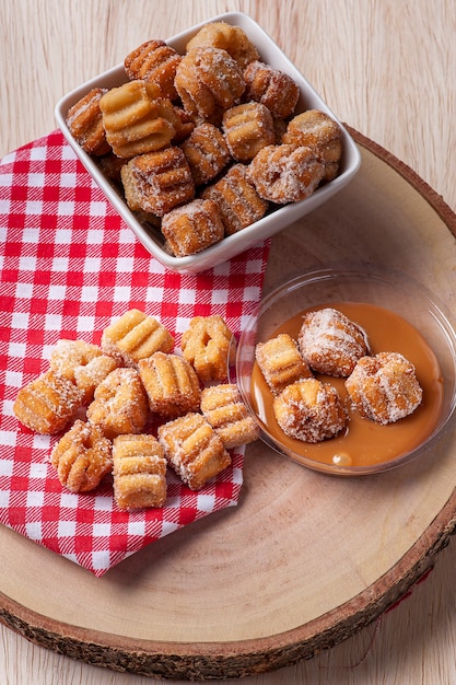 Mini churros fatti in casa con dulce de leche