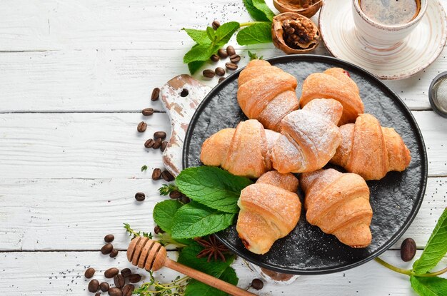 Mini croissant dolci con marmellata Cottura Vista dall'alto spazio di copia gratuito