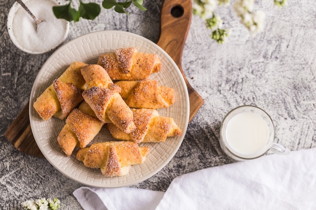 Mini croissant fatti in casa della ricotta su un fondo concreto grigio. colazione con cornetti