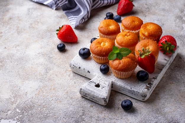 Mini cupcakes estivi con frutti di bosco