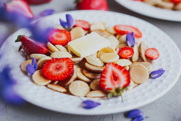 Mini frittelle di cereali con miele e fragole