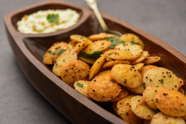 Mini frittura idli con chutney di cocco