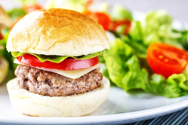 Mini Hamburger Con Insalata Mista