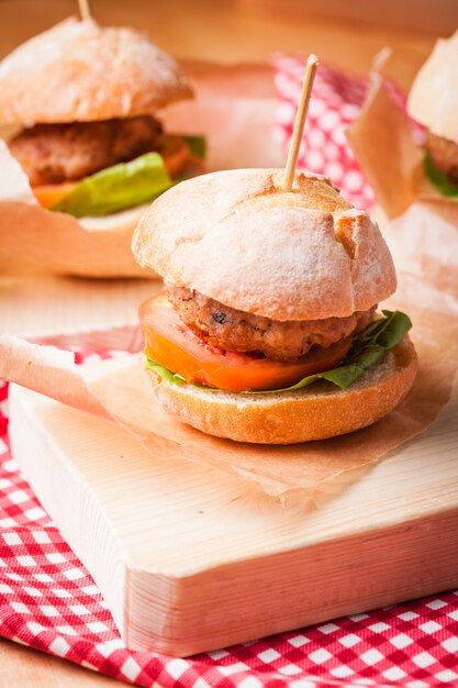 Mini hamburger con pomodoro, lattuga e cotoletta