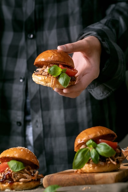 Mini hamburger fatti in casa con spezzatino di manzo nelle mani