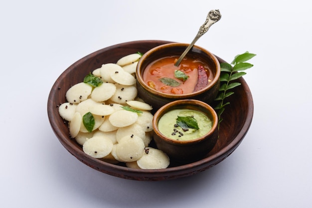 Mini idli è la versione più piccola di idli di riso regolare al vapore di forma rotonda morbida e spugnosa, noto anche come bottone e cocktail inattivo