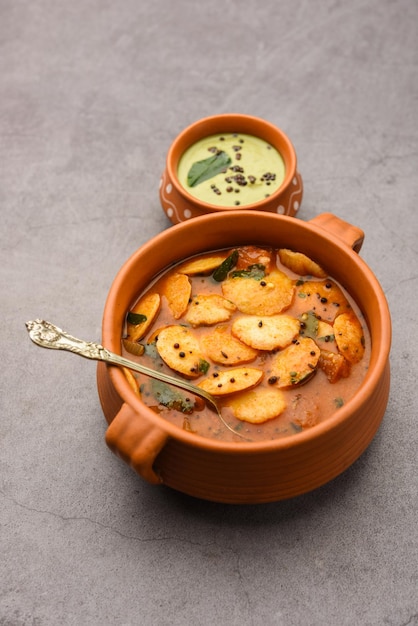 Mini idli o idlies con sambar e chutney di cocco Colazione dell'India meridionale