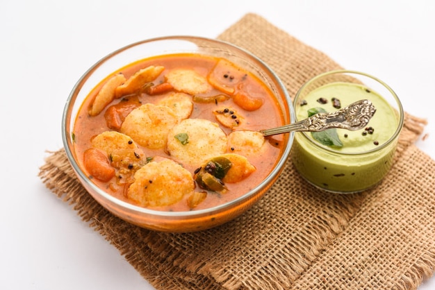 Mini idli o idlies con sambar e chutney di cocco Colazione dell'India meridionale