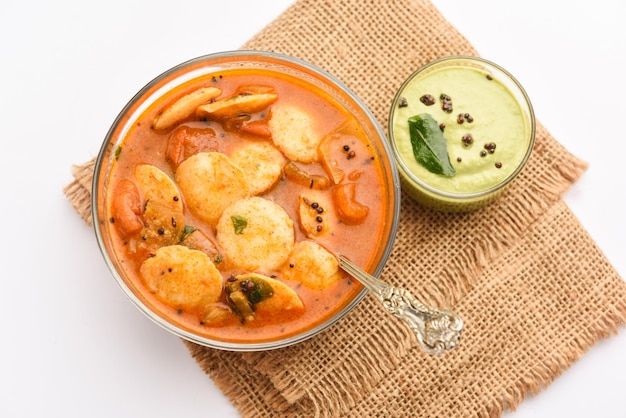 Mini idli o idlies con sambar e chutney di cocco Colazione dell'India meridionale