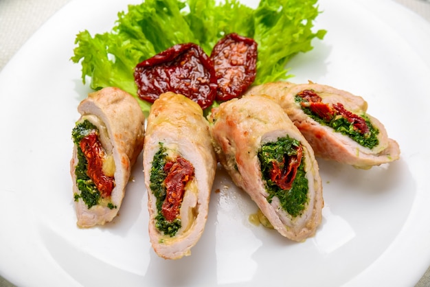 Mini involtini di pollo con spinaci e pomodori secchi. piatto festivo.