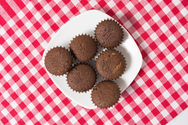 Mini muffin al cacao sul piatto bianco