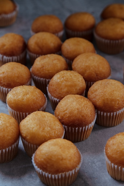 Mini muffin appena sfornati su un tavolo rustico