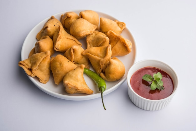 Mini o piccola samosa con salsa e tè caldo