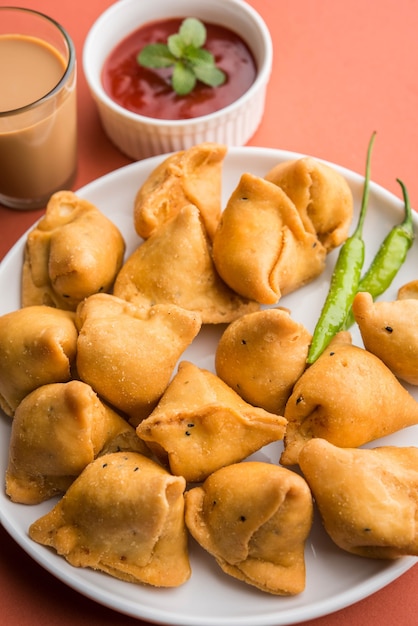 Mini o piccola samosa con salsa e tè caldo