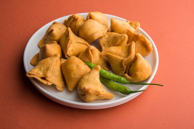 Mini o piccola samosa con salsa e tè caldo