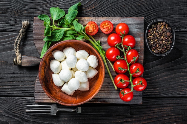 Mini palline di mozzarella, basilico e pomodoro ciliegino pronte per la cottura Insalata caprese