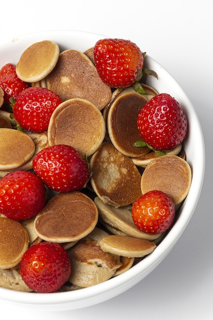 Mini pancake ai cereali fatto in casa con yogurt, miele e fragole