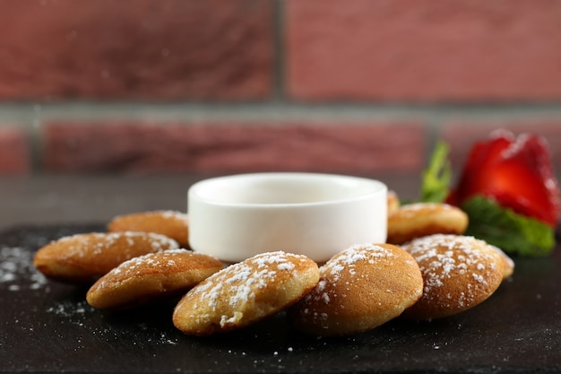 Mini pancake con fragole e sciroppo