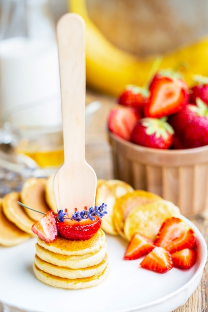 mini pancake con fragole