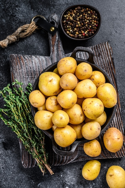 Mini patate intere giovani in padella