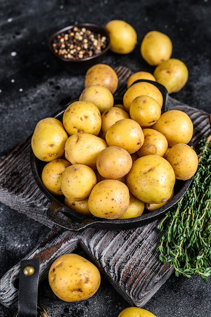 Mini patate intere giovani in padella.