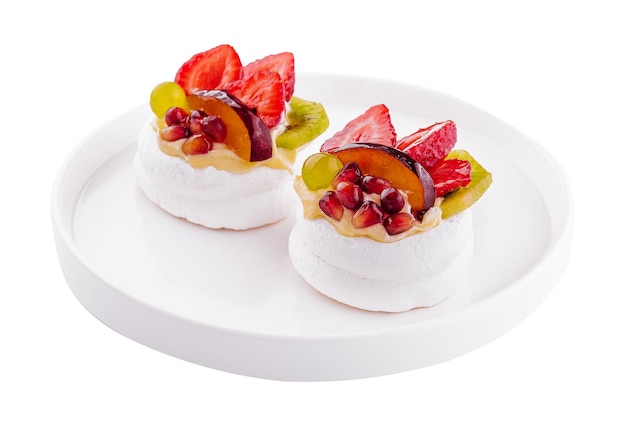Mini pavlova con panna montata e frutta fresca