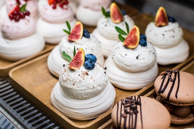 Mini Pavlova dessert su un tavolo da buffet di nozze candy bar torte decorate bacche e frutta