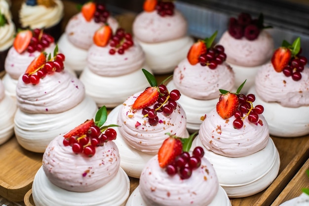 Mini Pavlova dessert su un tavolo da buffet di nozze candy bar torte decorate bacche e frutta