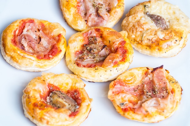 Mini pizza Antipasto italiano appetitoso