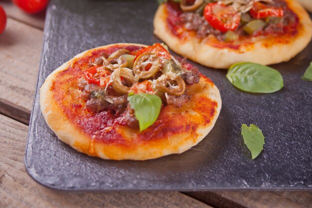 Mini pizza fatta in casa sul nero