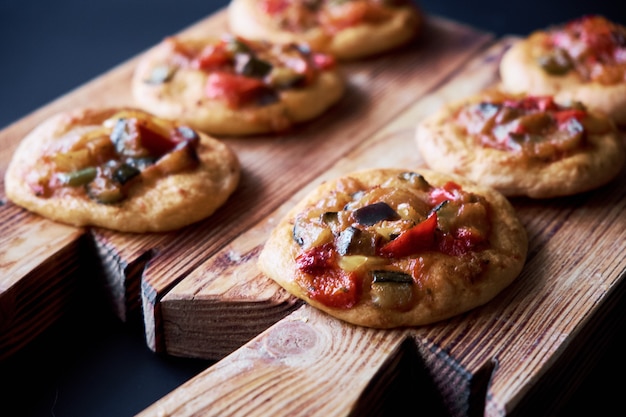 Mini pizze appena sfornate