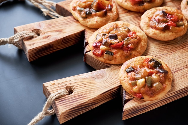 Mini pizze appena sfornate