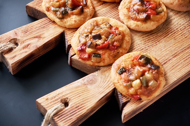 Mini pizze appena sfornate