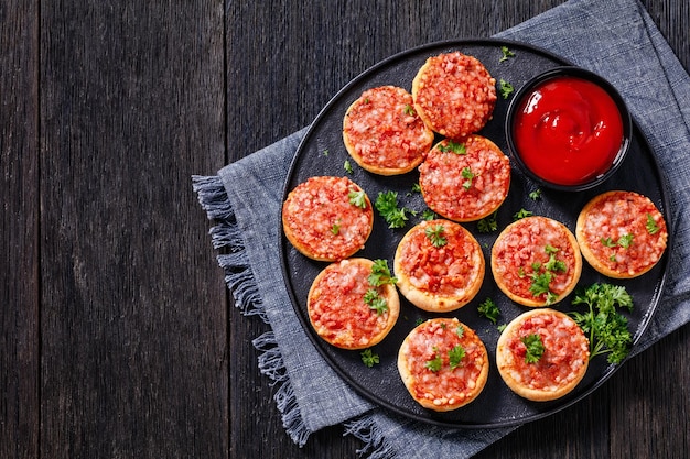 Mini pizze con prosciutto e pecorino vista dall'alto