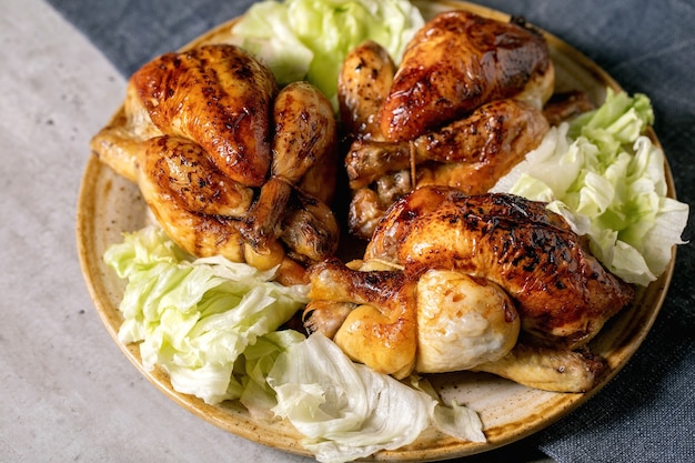 Mini pollo alla griglia con insalata verde alla piastra