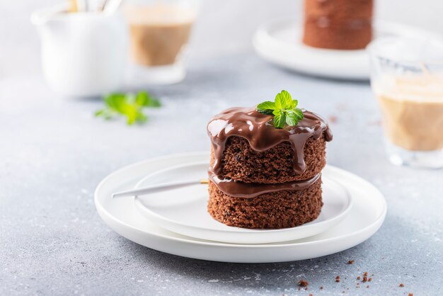 Mini torta al cioccolato con ganash al cioccolato e menta