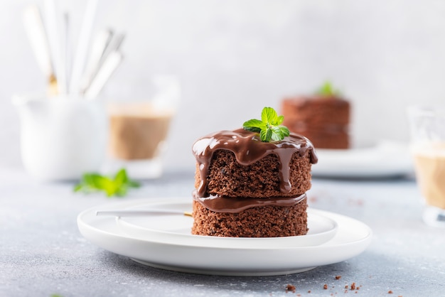 Mini torta al cioccolato con ganash al cioccolato e menta