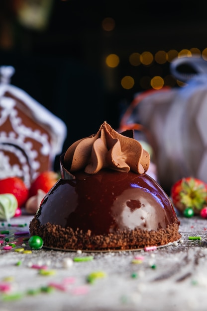 Mini torta di mousse al cioccolato francese sul tavolo di caramelle. Dessert glassato a specchio