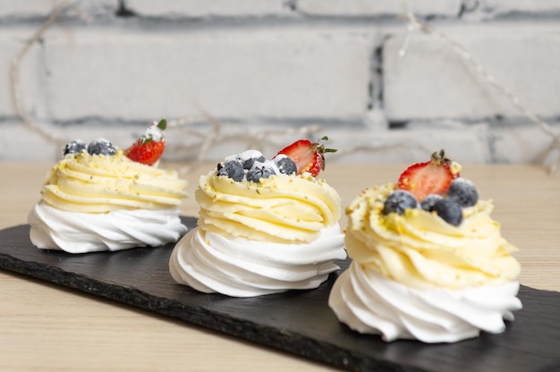 mini torta dolce Pavlova con pistacchi ai frutti di bosco