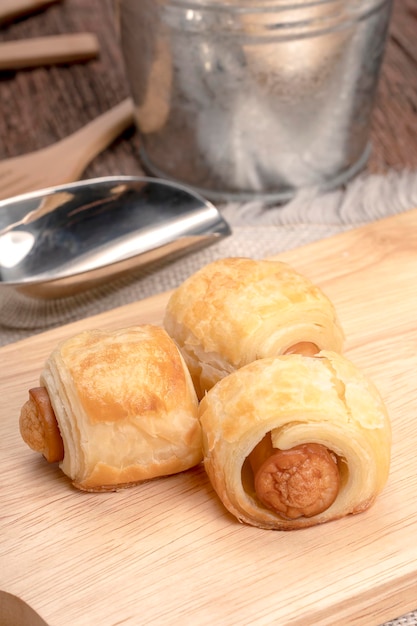 Mini torte salate fatte in casa servite su tagliere di legno con fondo di cucina