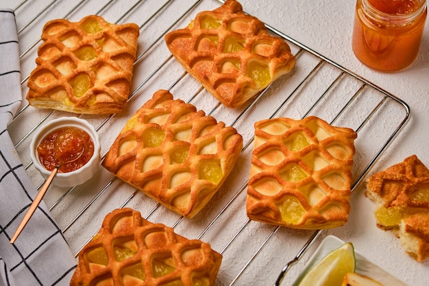 Mini tortini di pasta sfoglia con confettura di pere e lime