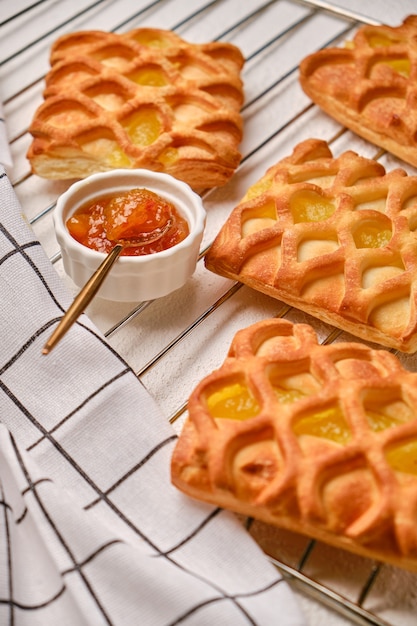 Mini tortini di pasta sfoglia con confettura di pere e lime