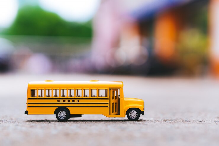 Miniatura dello scuolabus giallo sulla strada