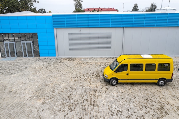 Minibus nel parcheggio del supermercato