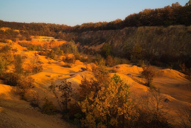 Miniera abbandonata di bauxite a cielo aperto