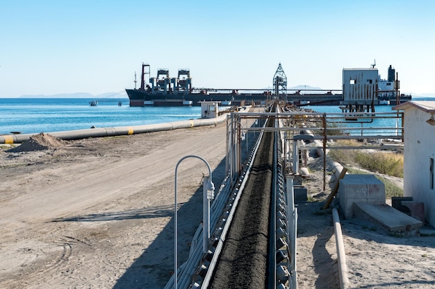 Miniera di fosforo in vista della California