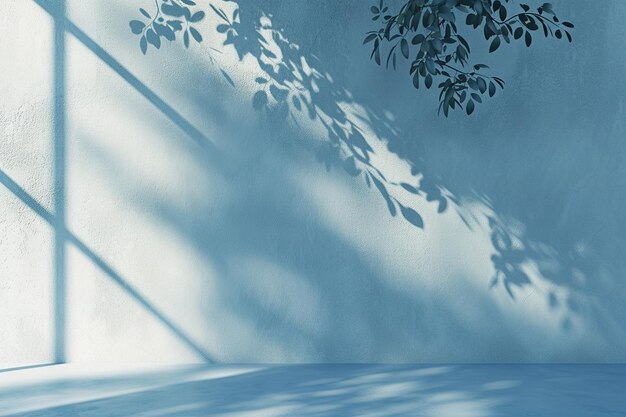 Minima luce naturale astratta sulla parete blu ombra di rami con foglie